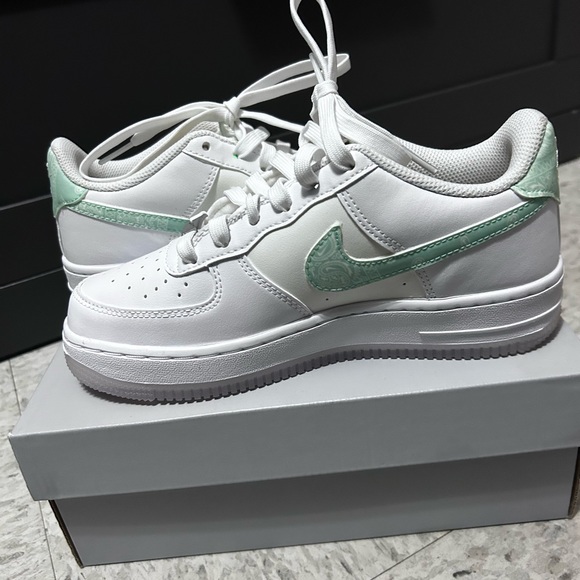 KIDS NIKE AIR FORCES LV8 (GS) White/Mint Foam-White-Phantom - Picture 2 of 6